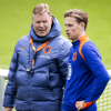 Ronald Koeman en Frenkie de Jong in gesprek op de training van Oranje