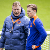 Ronald Koeman en Frenkie de Jong in gesprek op de training van Oranje