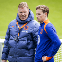 Ronald Koeman en Frenkie de Jong in gesprek op de training van Oranje