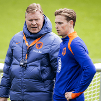 Ronald Koeman en Frenkie de Jong in gesprek op de training van Oranje