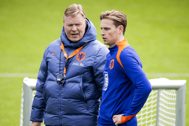 Ronald Koeman en Frenkie de Jong in gesprek op de training van Oranje