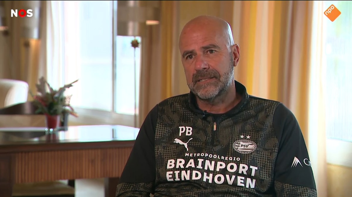 Peter Bosz voor de camera van de NOS