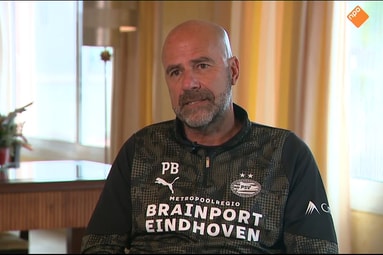 Peter Bosz voor de camera van de NOS