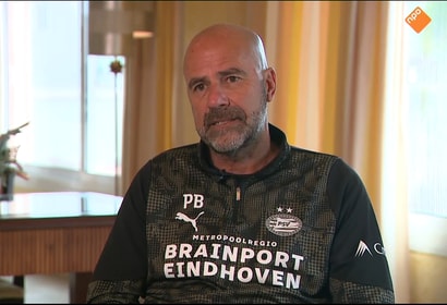 Peter Bosz voor de camera van de NOS