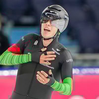 Marcel Bosker schaatst met een helm