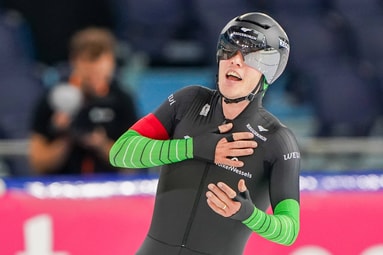 Marcel Bosker schaatst met een helm