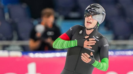 Marcel Bosker schaatst met een helm