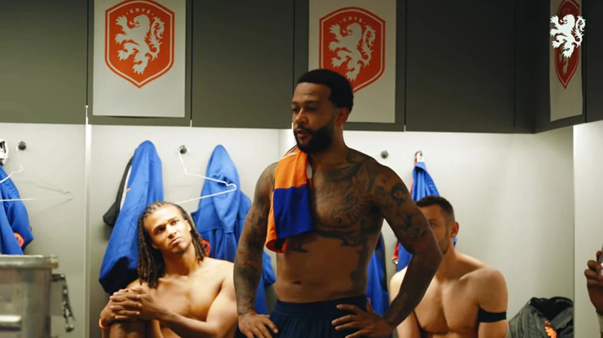 Memphis Depay in de kleedkamer van het Nederlands elftal