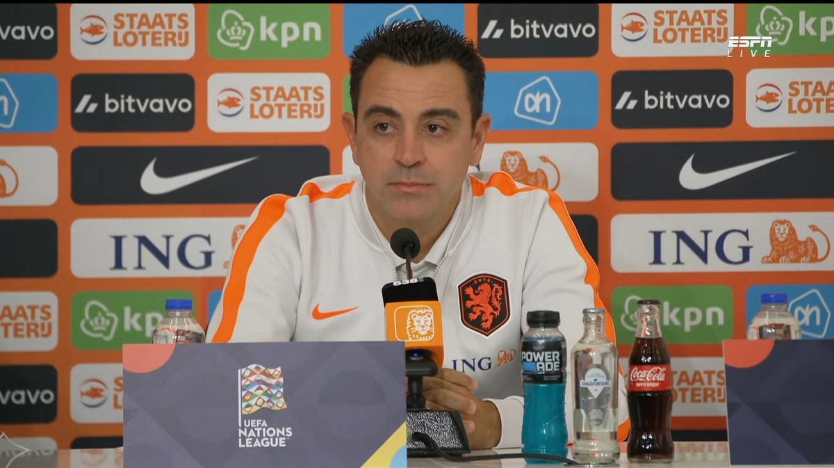 Xavi Hernández tijdens een persconferentie 