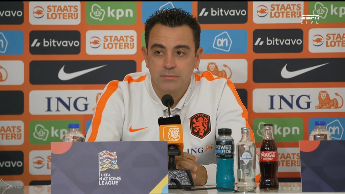Xavi Hernández tijdens een persconferentie 