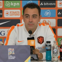 Xavi Hernández tijdens een persconferentie 