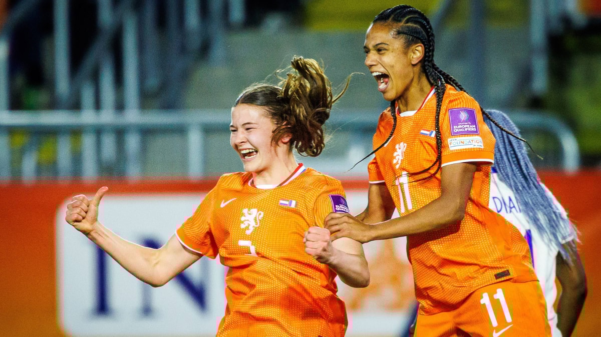 Renee van Asten en Esmee Brugts vieren een doelpunt