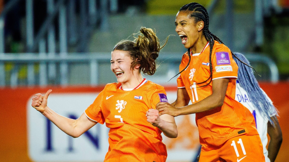 Renee van Asten en Esmee Brugts vieren een doelpunt