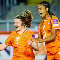 Renee van Asten en Esmee Brugts vieren een doelpunt