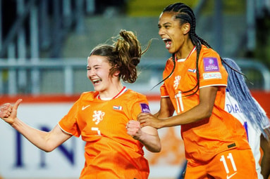 Renee van Asten en Esmee Brugts vieren een doelpunt