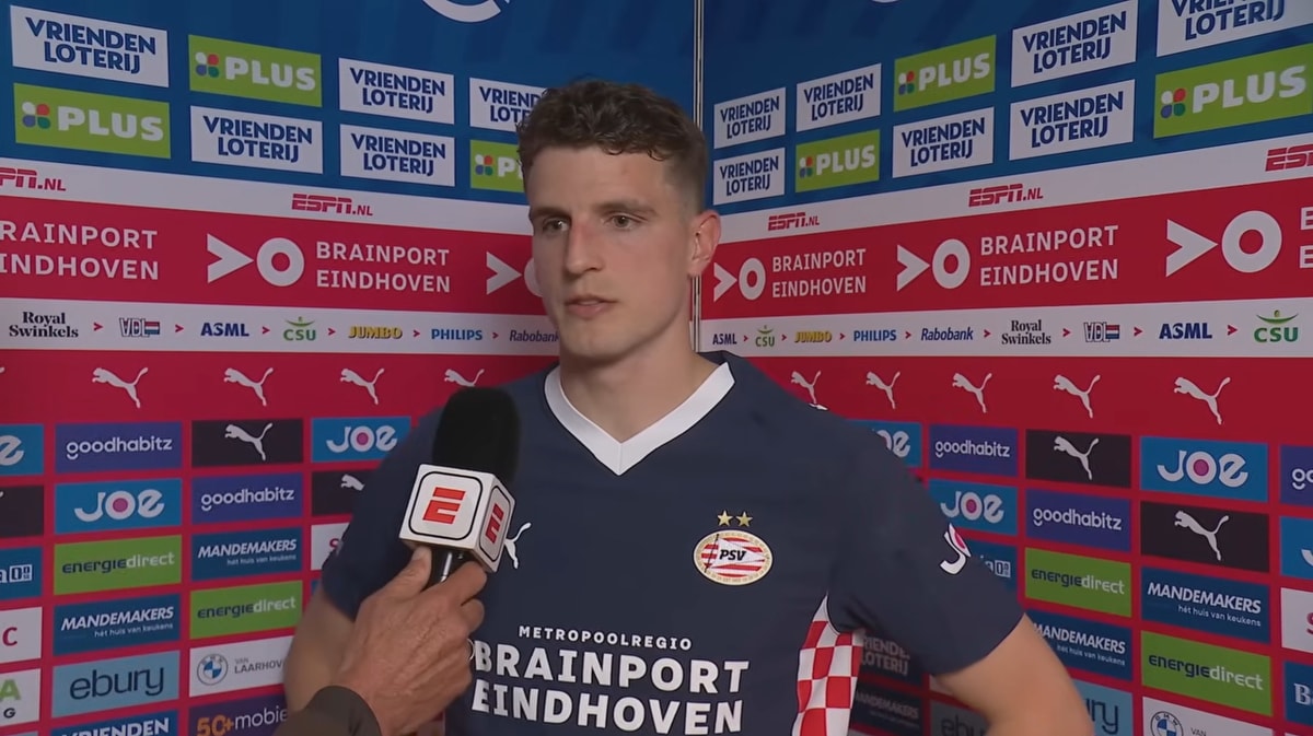 Guus Til voor de camera van ESPN