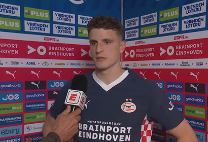 Guus Til voor de camera van ESPN