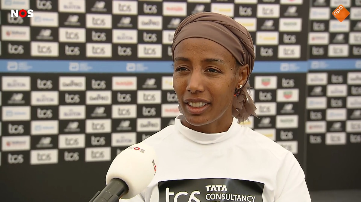 Sifan Hassan voor de camera van de NOS