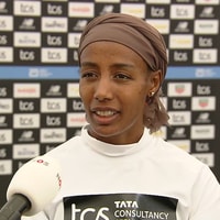 Sifan Hassan voor de camera van de NOS