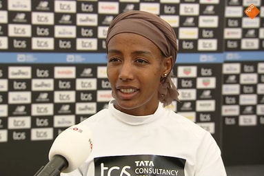 Sifan Hassan voor de camera van de NOS