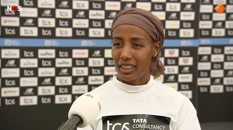 Sifan Hassan voor de camera van de NOS