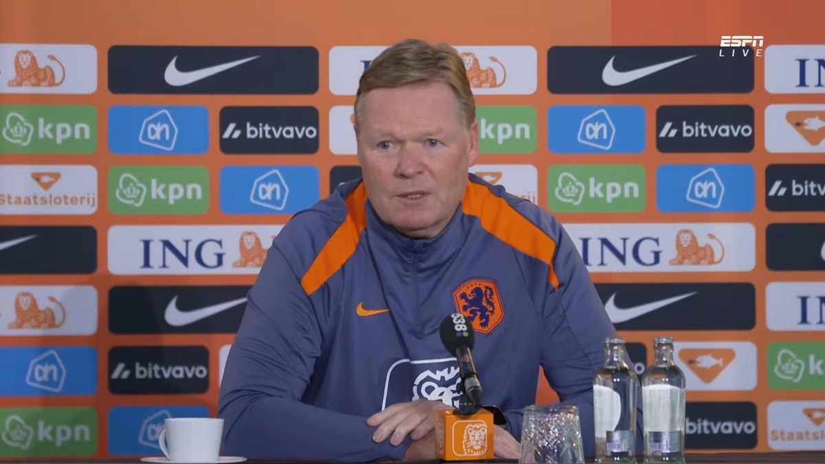 Ronald Koeman tijdens een persconferentie van het Nederlands elftal