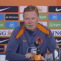 Ronald Koeman tijdens een persconferentie van het Nederlands elftal