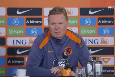 Ronald Koeman tijdens een persconferentie van het Nederlands elftal