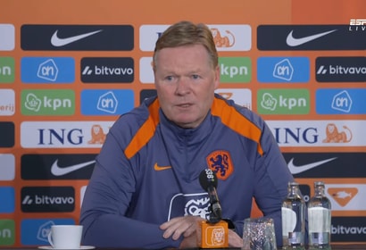 Ronald Koeman tijdens een persconferentie van het Nederlands elftal