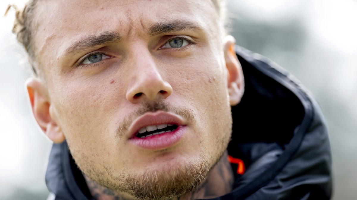 Noa Lang langs het trainingsveld van Oranje