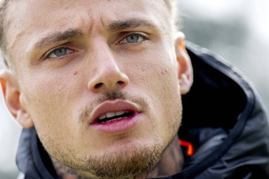 Noa Lang langs het trainingsveld van Oranje