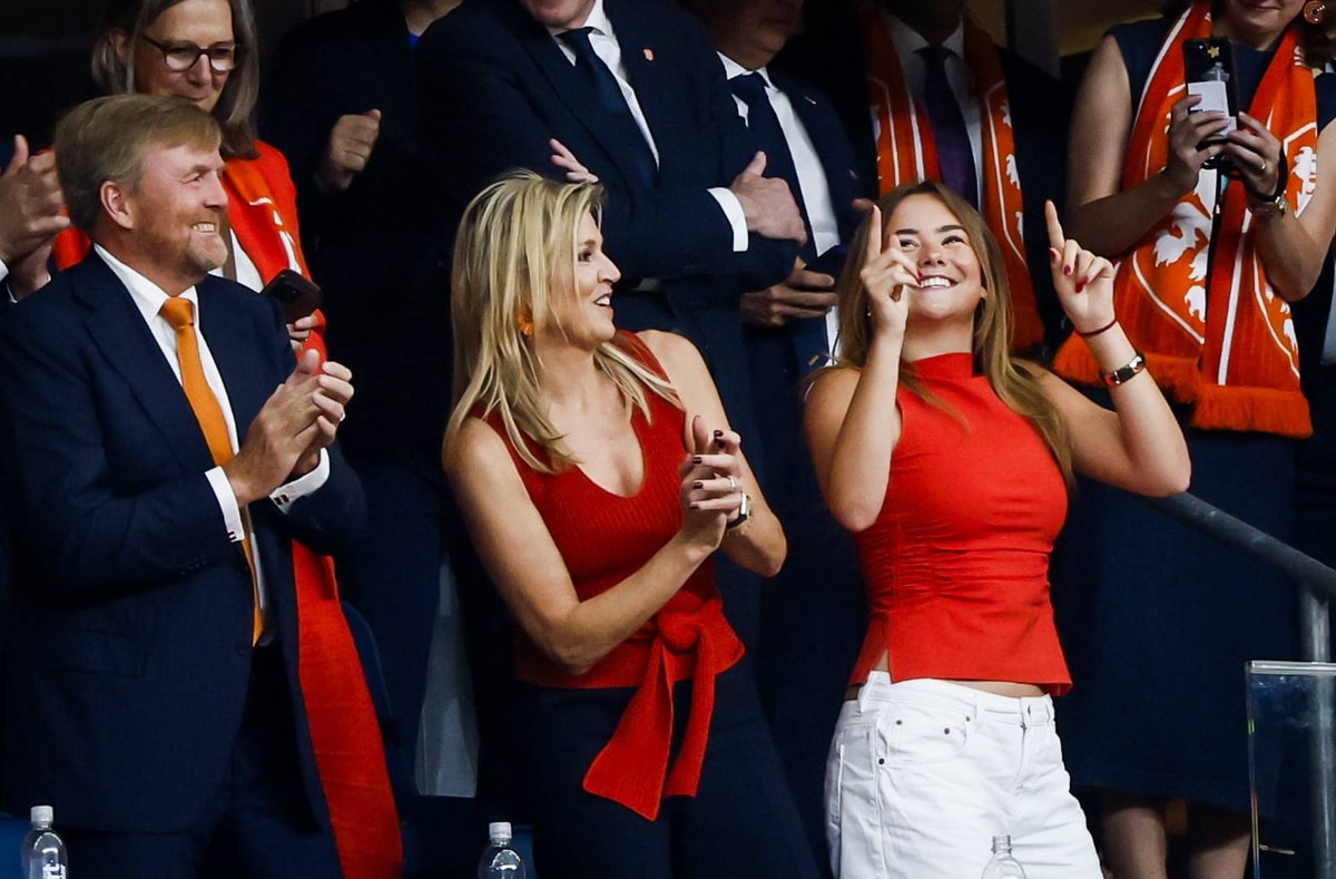 Koning Willem-Alexander, koningin Maxima en prinses Ariane tijdens Nederland - Zweden 