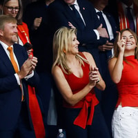 Koning Willem-Alexander, koningin Maxima en prinses Ariane tijdens Nederland - Zweden 