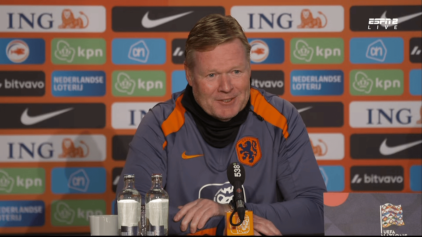 Bondscoach Ronald Koeman tijdens de persconferentie van Oranje