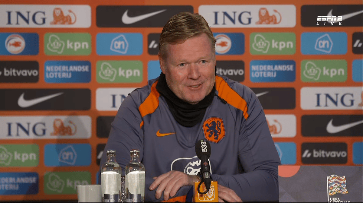 Bondscoach Ronald Koeman tijdens de persconferentie van Oranje