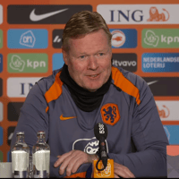 Bondscoach Ronald Koeman tijdens de persconferentie van Oranje