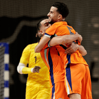 Ayoub Boukhari (rechts) wordt gefeliciteerd