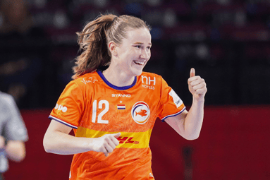 Bo van Wetering viert een doelpunt van Nederland