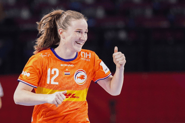 Bo van Wetering viert een doelpunt van Nederland