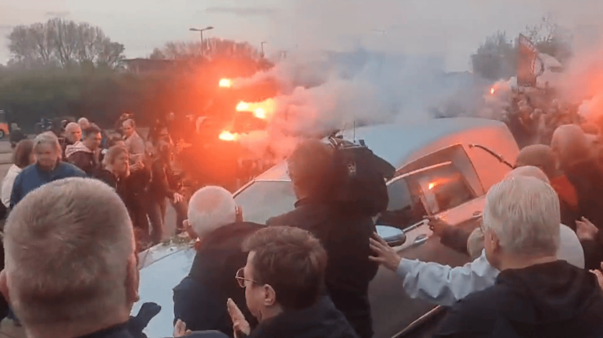 Fans en oud-spelers vormen een erehaag voor Leo Beenhakker 