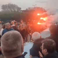 Fans en oud-spelers vormen een erehaag voor Leo Beenhakker 