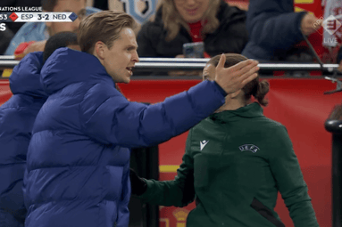 Frenkie de Jong en Memphis Depay in discussie