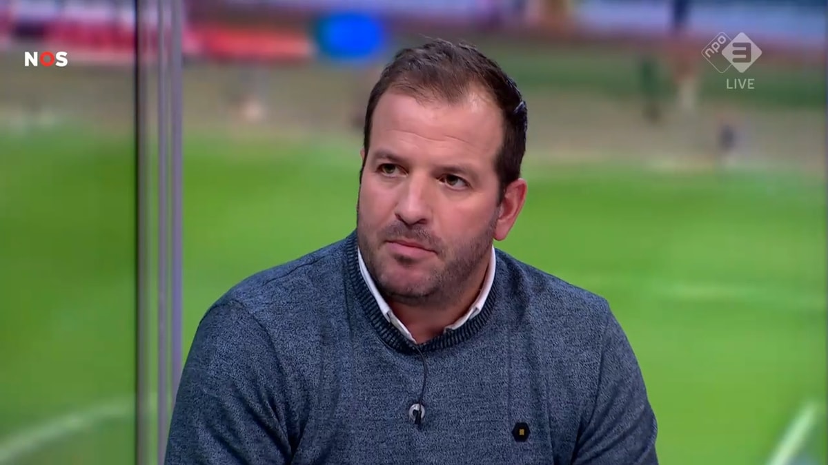 Rafael van der Vaart aan tafel bij de NOS