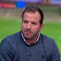 Rafael van der Vaart aan tafel bij de NOS