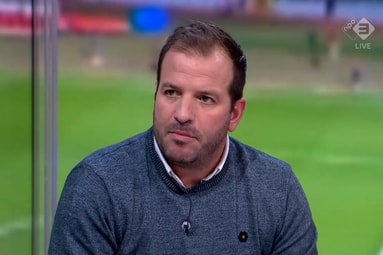 Rafael van der Vaart aan tafel bij de NOS