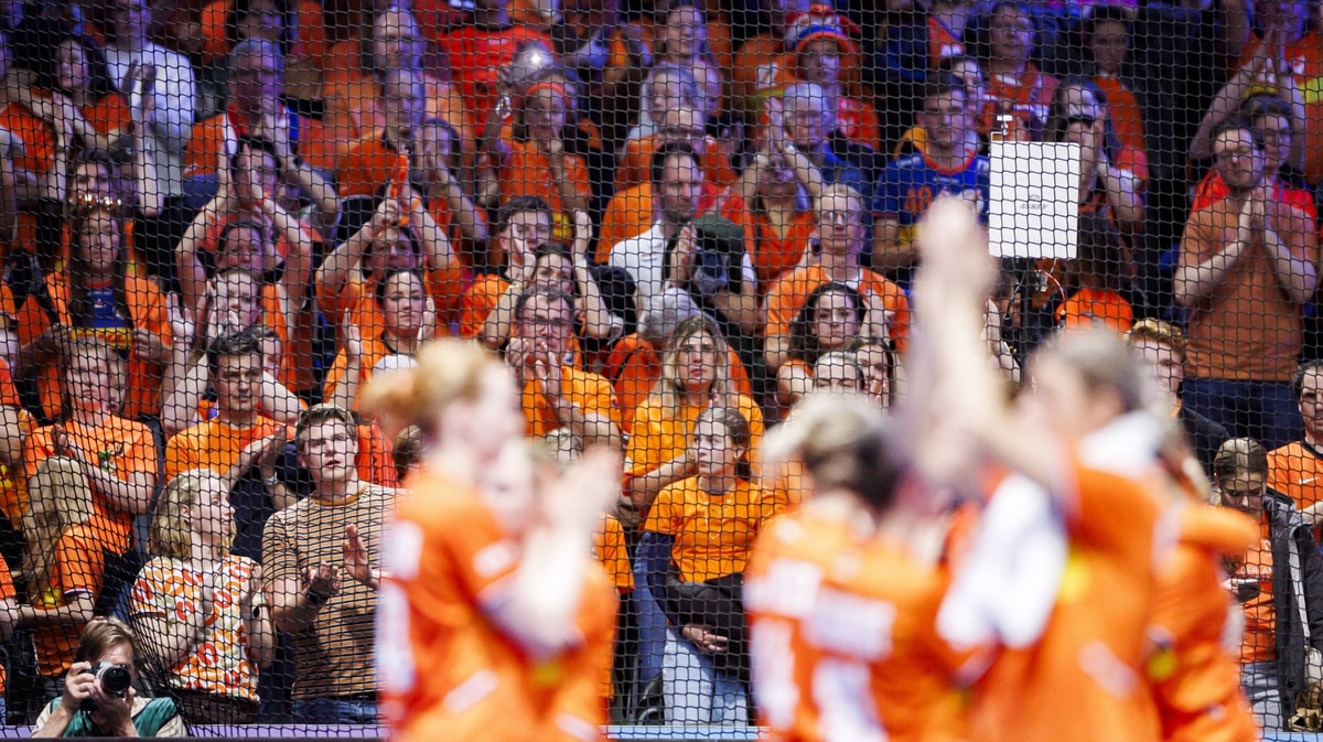 Het publiek in Ahoy voor de handbalwedstrijd