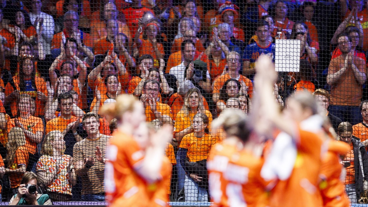 Het publiek in Ahoy voor de handbalwedstrijd