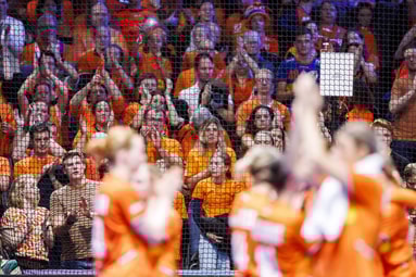 Het publiek in Ahoy voor de handbalwedstrijd