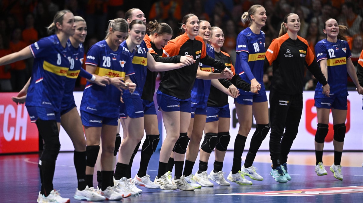 De handbalvrouwen vieren een overwinning
