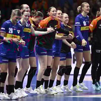 De handbalvrouwen vieren een overwinning